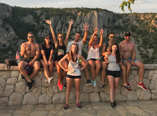 Skupina přátel v Chorvatsku s cestovní agenturou G-travel