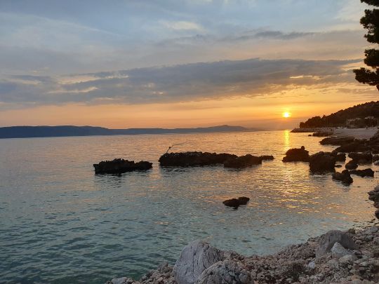 Západ slunce z pláže blízké u chat G-Travel